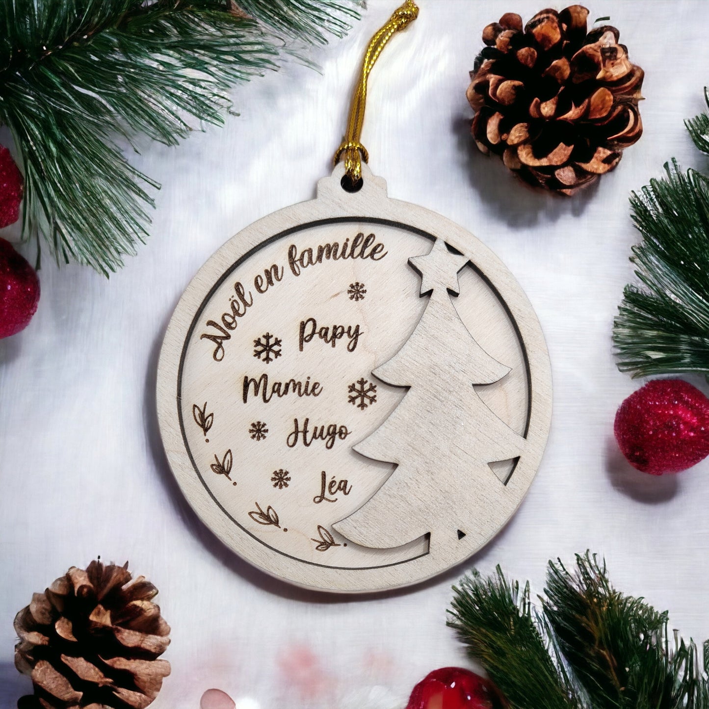 Boule de Noël Personnalisée – Un Souvenir Gravé pour Toute la Famille