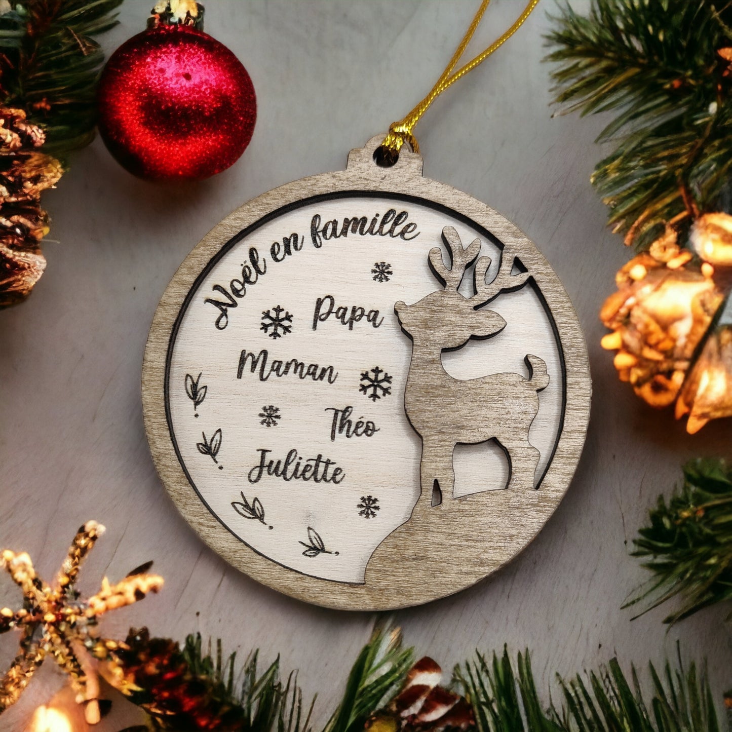Boule de Noël Personnalisée – Un Souvenir Gravé pour Toute la Famille