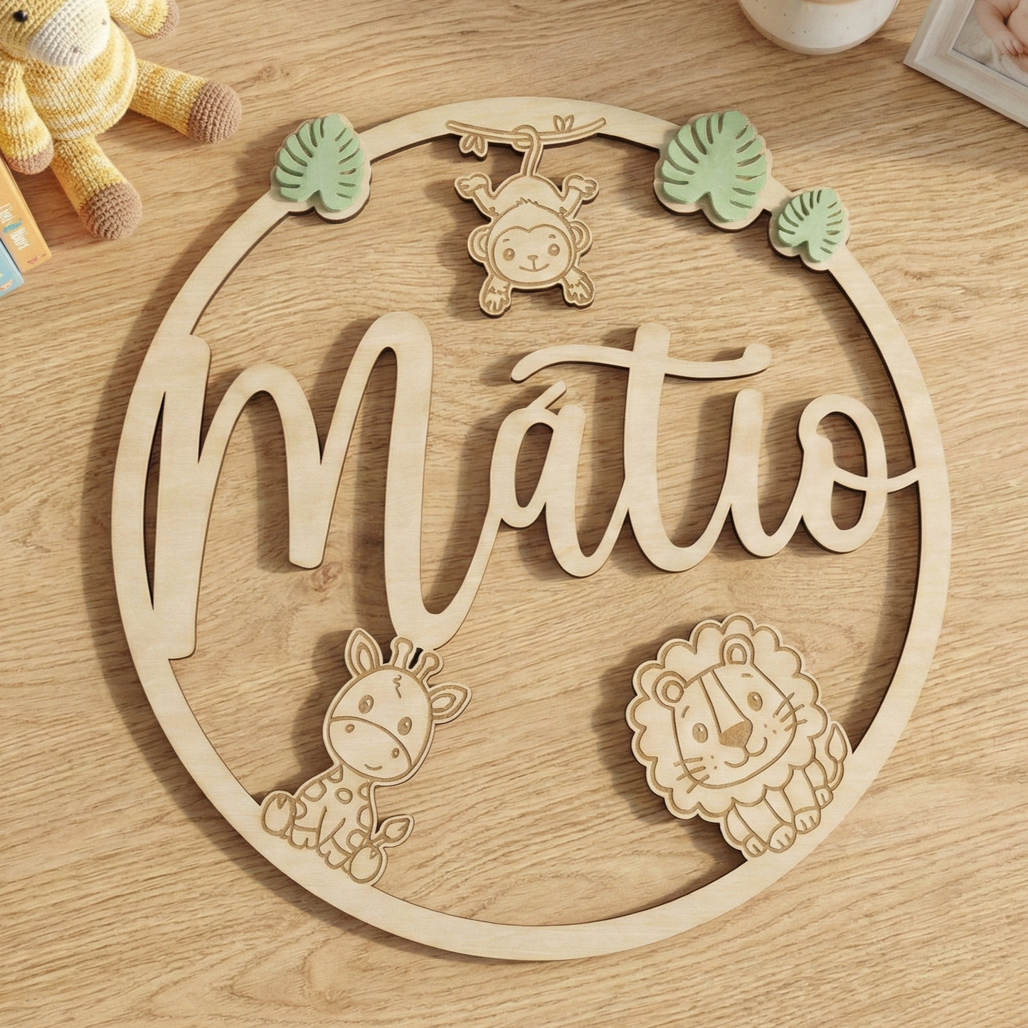 Plaque Prénom Jungle en Bois - Décoration Chambre Bébé Safari - Cadeau Naissance Personnalisé - Enseigne Murale Lion Girafe - 20cm