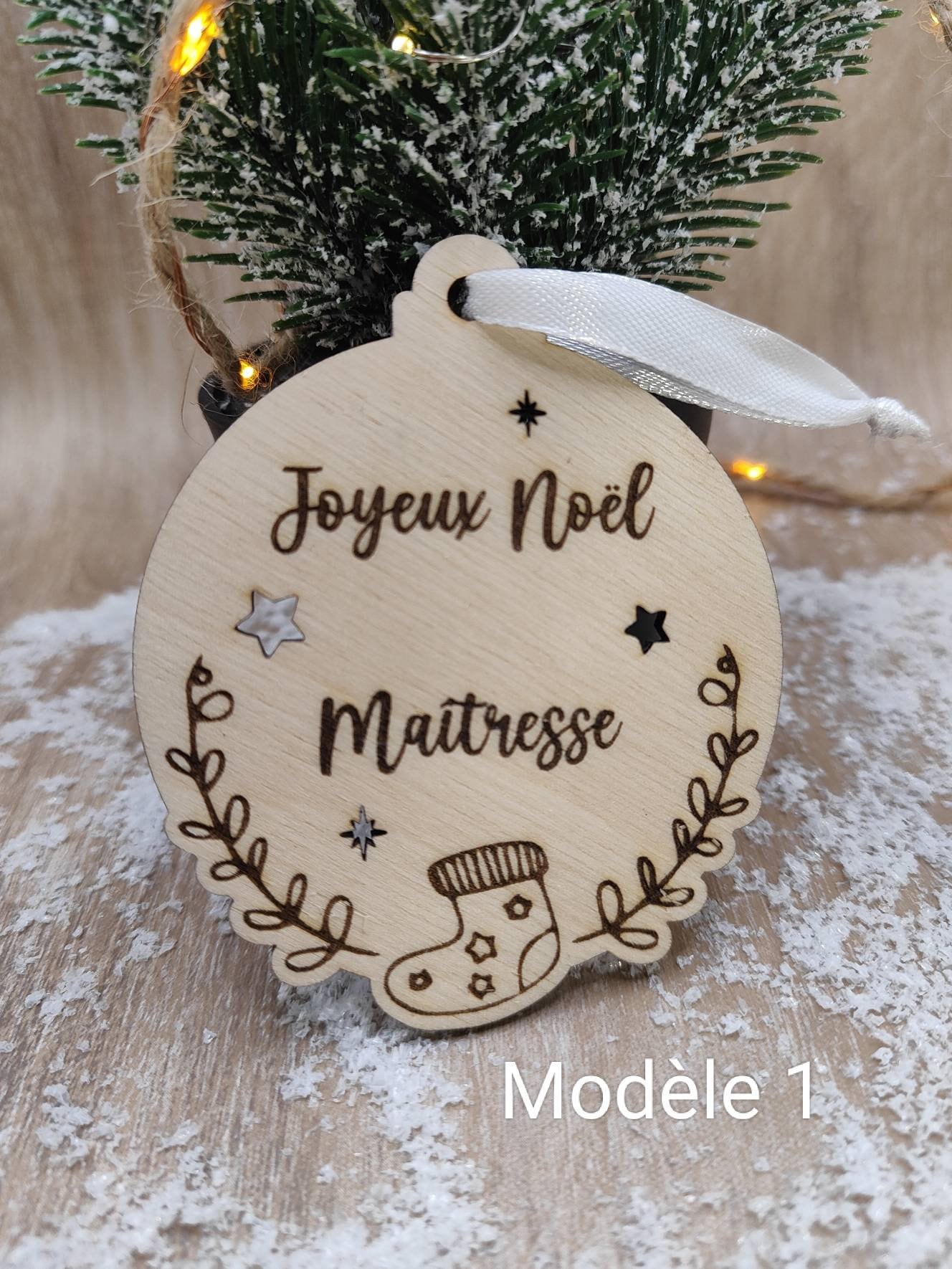 Boule de noël en bois (Mamie, Nounou, Maîtresse...)
