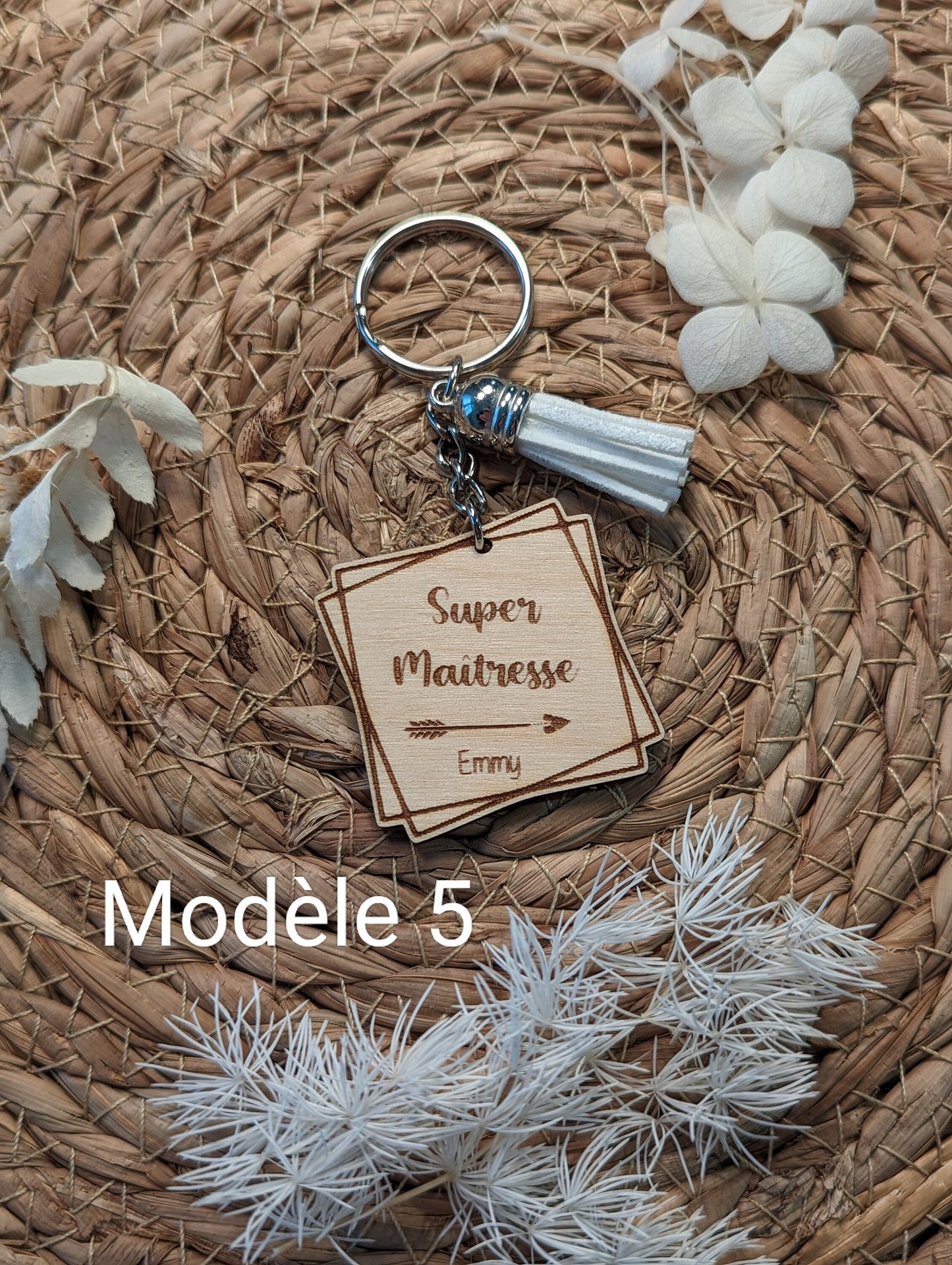 Porte clés personnalisé en bois, 5 Modèles disponibles (Cadeau de fin d'année, Nounou, Maîtresse, Atsem, Mamie, Marraine, Maman...)