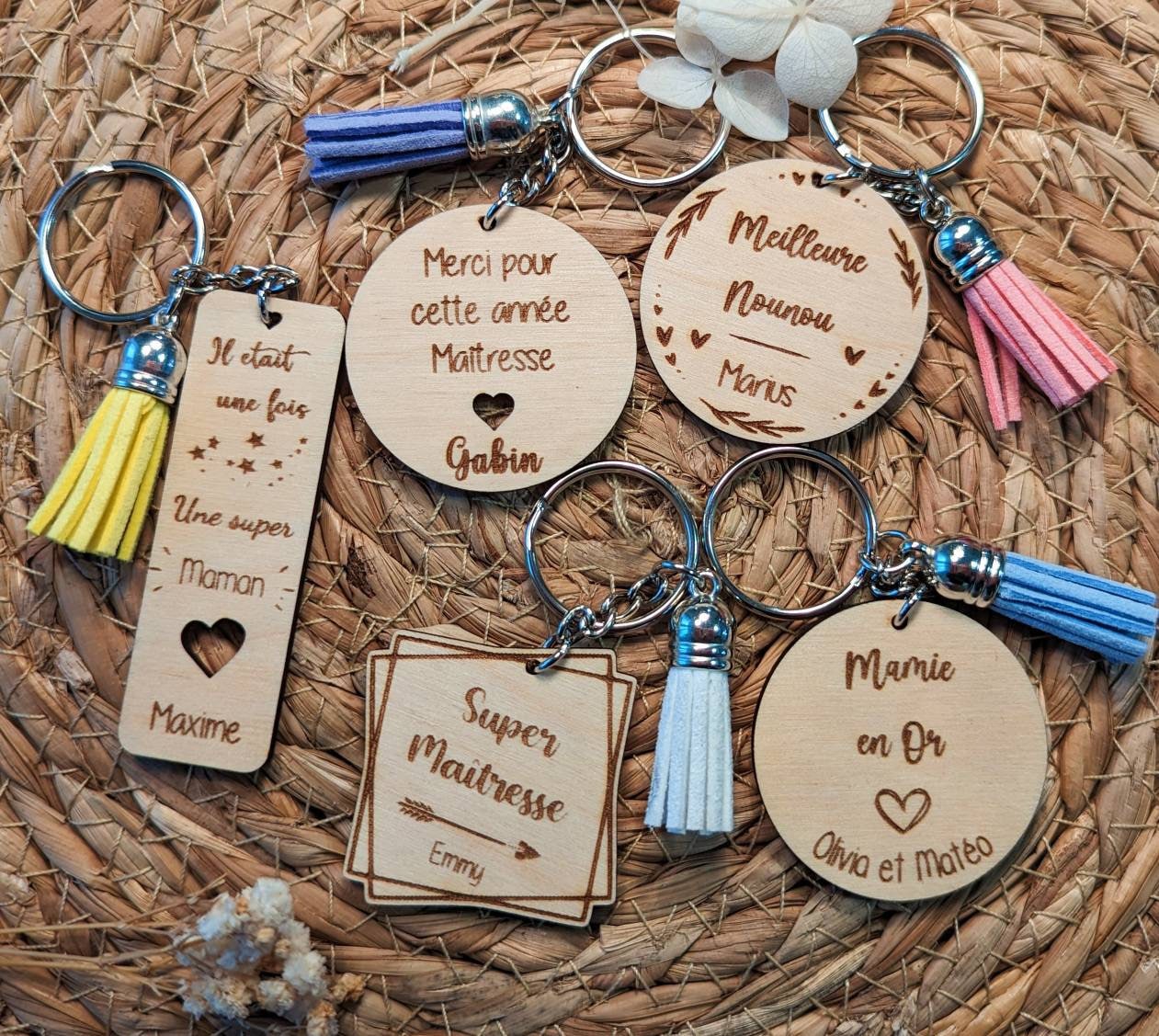 Porte clés personnalisé en bois, 5 Modèles disponibles (Cadeau de fin d'année, Nounou, Maîtresse, Atsem, Mamie, Marraine, Maman...)