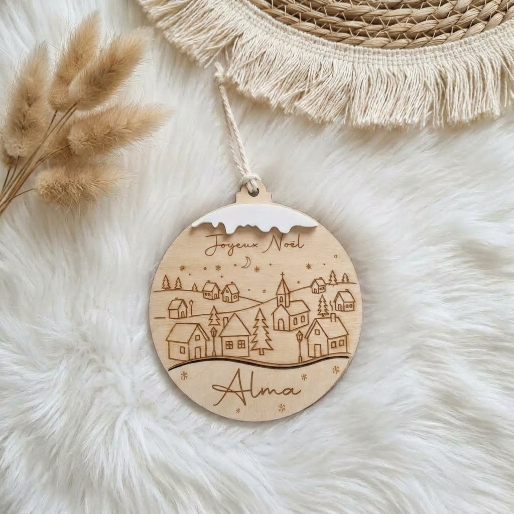 Boule de Noël personnalisée en bois • Village enneigé