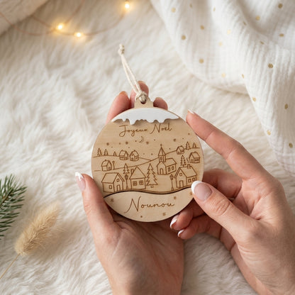 Boule de Noël personnalisée en bois • Village enneigé