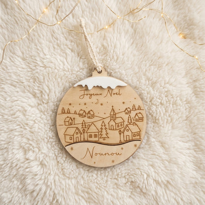 Boule de Noël personnalisée en bois • Village enneigé