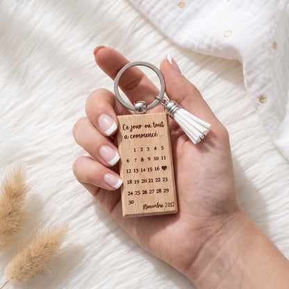 Porte-clés calendrier gravé en bois • Cadeau couple & date