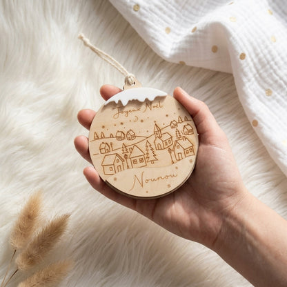 Boule de Noël personnalisée en bois • Village enneigé