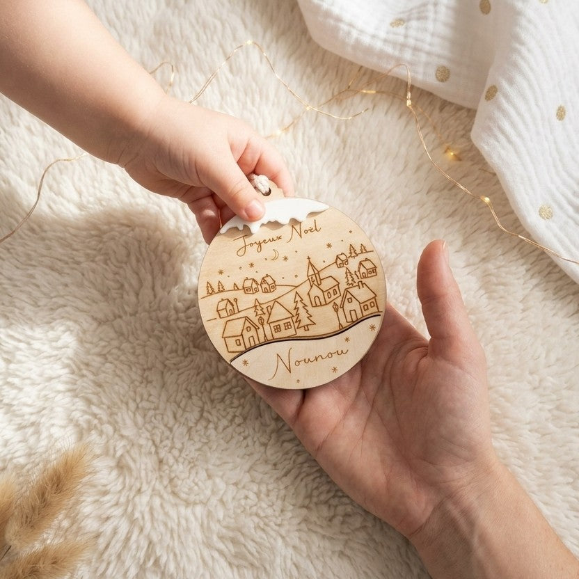 Boule de Noël personnalisée en bois • Village enneigé