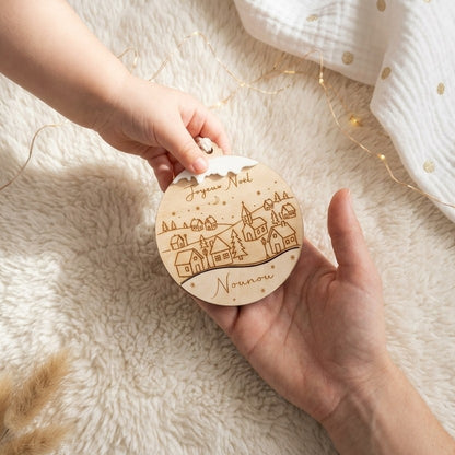 Boule de Noël personnalisée en bois • Village enneigé