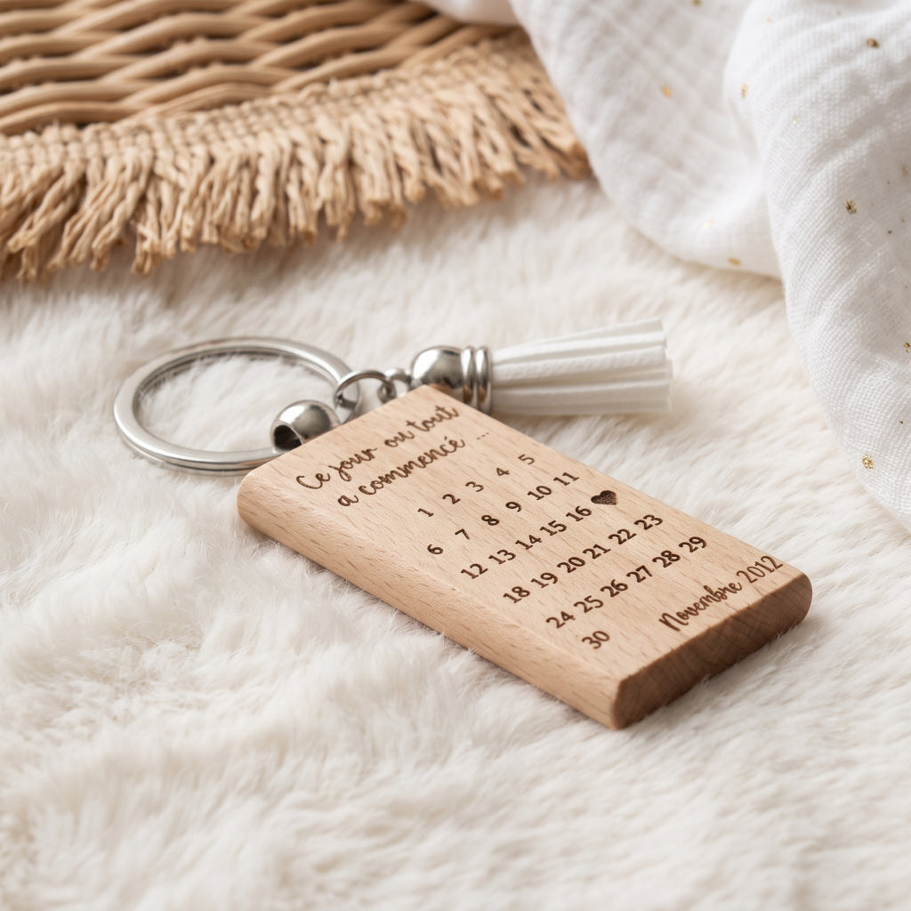 Porte-clés calendrier gravé en bois • Cadeau couple & date