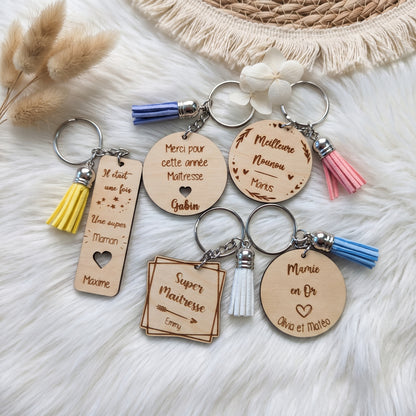 Porte-clés en bois personnalisé avec pompon • Maîtresse, Nounou, Mamie