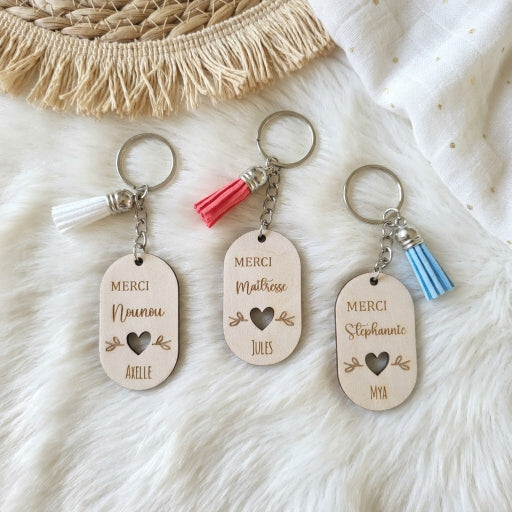 Porte-clés personnalisé bois, prénom et pompon – Maîtresse, Nounou, ATSEM