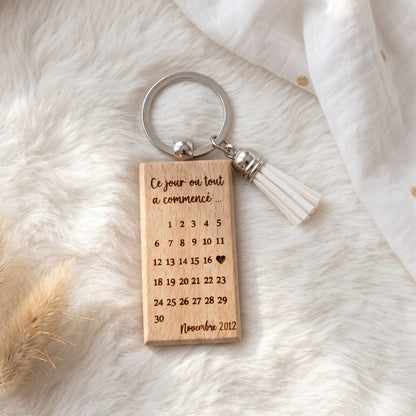 Porte-clés calendrier gravé en bois • Cadeau couple & date