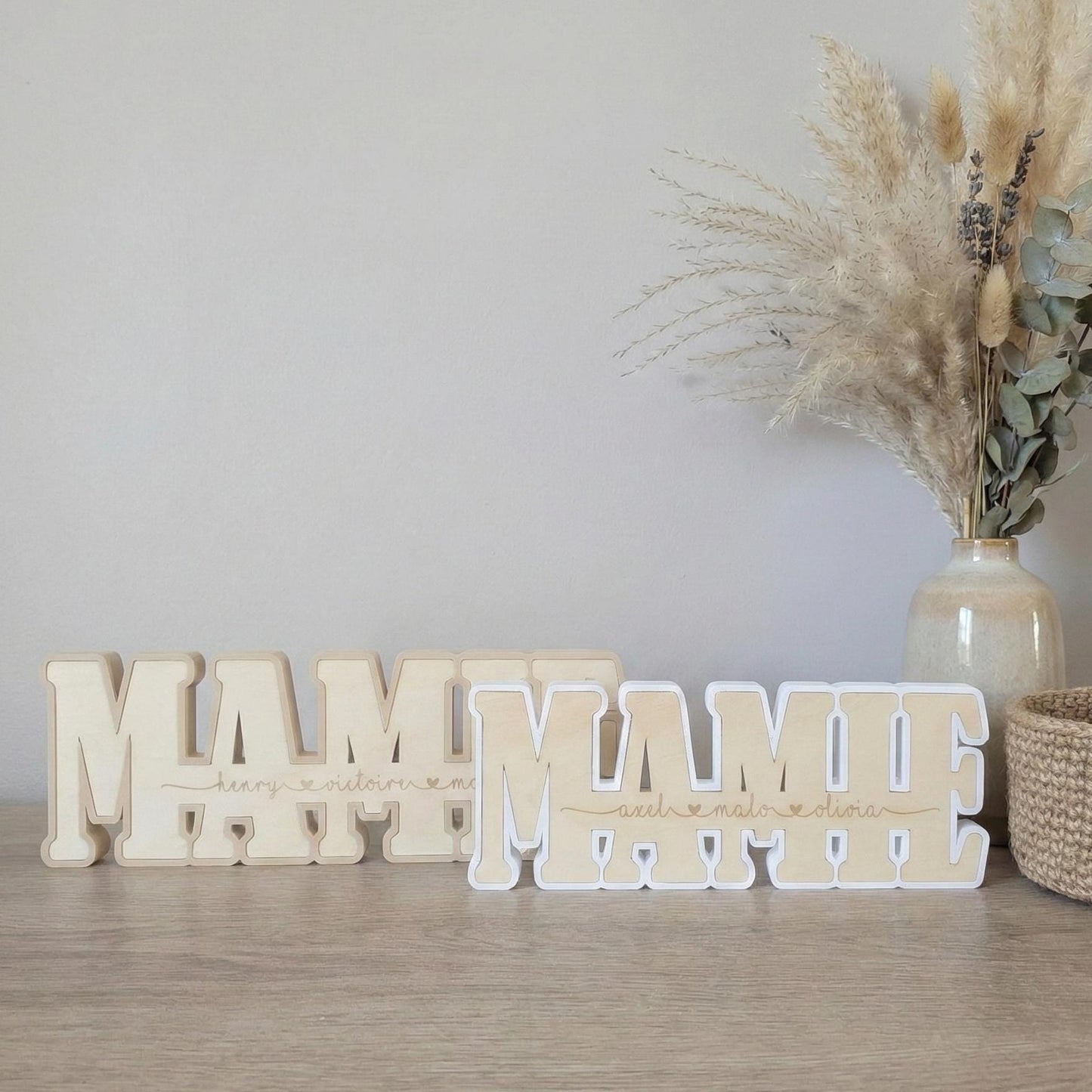 Décoration MAMIE Personnalisée avec Prénoms – Cadeau Fête des Grands-Mères – Cadre Moderne à Poser (Blanc ou Cappuccino)