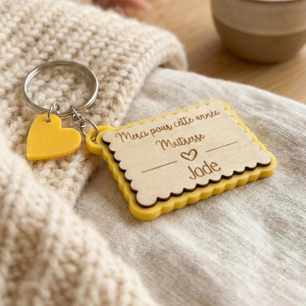 Porte-clés Biscuit Personnalisé Gravé Bois | Cadeau Maîtresse, Nounou, Mamie, Maman | Prénom & Message au Choix 4 Couleurs au choix