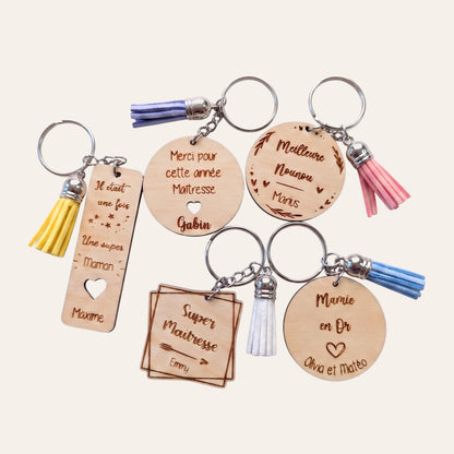 Porte-clés en bois personnalisé avec pompon • Maîtresse, Nounou, Mamie