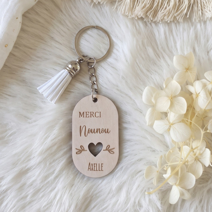 Porte-clés personnalisé bois, prénom et pompon – Maîtresse, Nounou, ATSEM