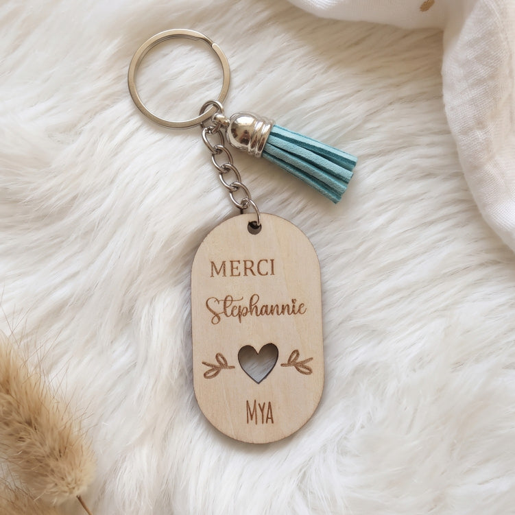 Porte-clés personnalisé bois, prénom et pompon – Maîtresse, Nounou, ATSEM