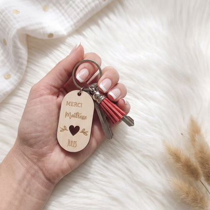 Porte-clés personnalisé bois, prénom et pompon – Maîtresse, Nounou, ATSEM