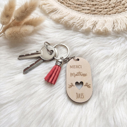 Porte-clés personnalisé bois, prénom et pompon – Maîtresse, Nounou, ATSEM