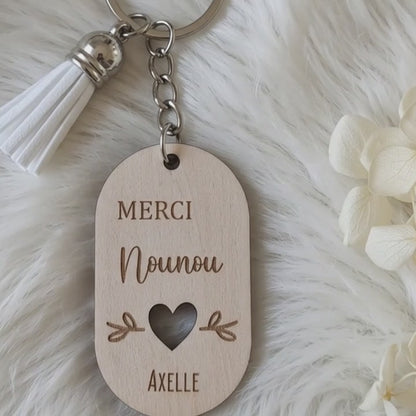 Porte-clés personnalisé bois, prénom et pompon – Maîtresse, Nounou, ATSEM