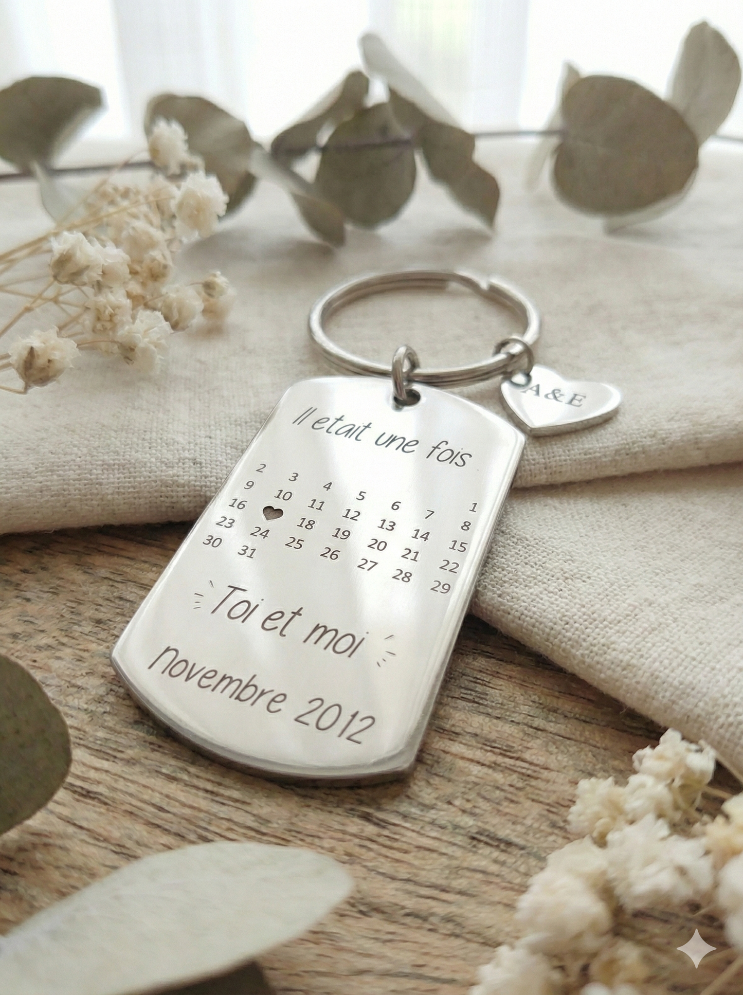 Porte clés calendrier personnalisé date gravée/Cadeau couple/Naissance/Anniversaire ...Porte-clés Calendrier Gravé Personnalisé - Cadeau Couple Date de Rencontre - Acier Inoxydable - Souvenir Saint Valentin et Anniversaire