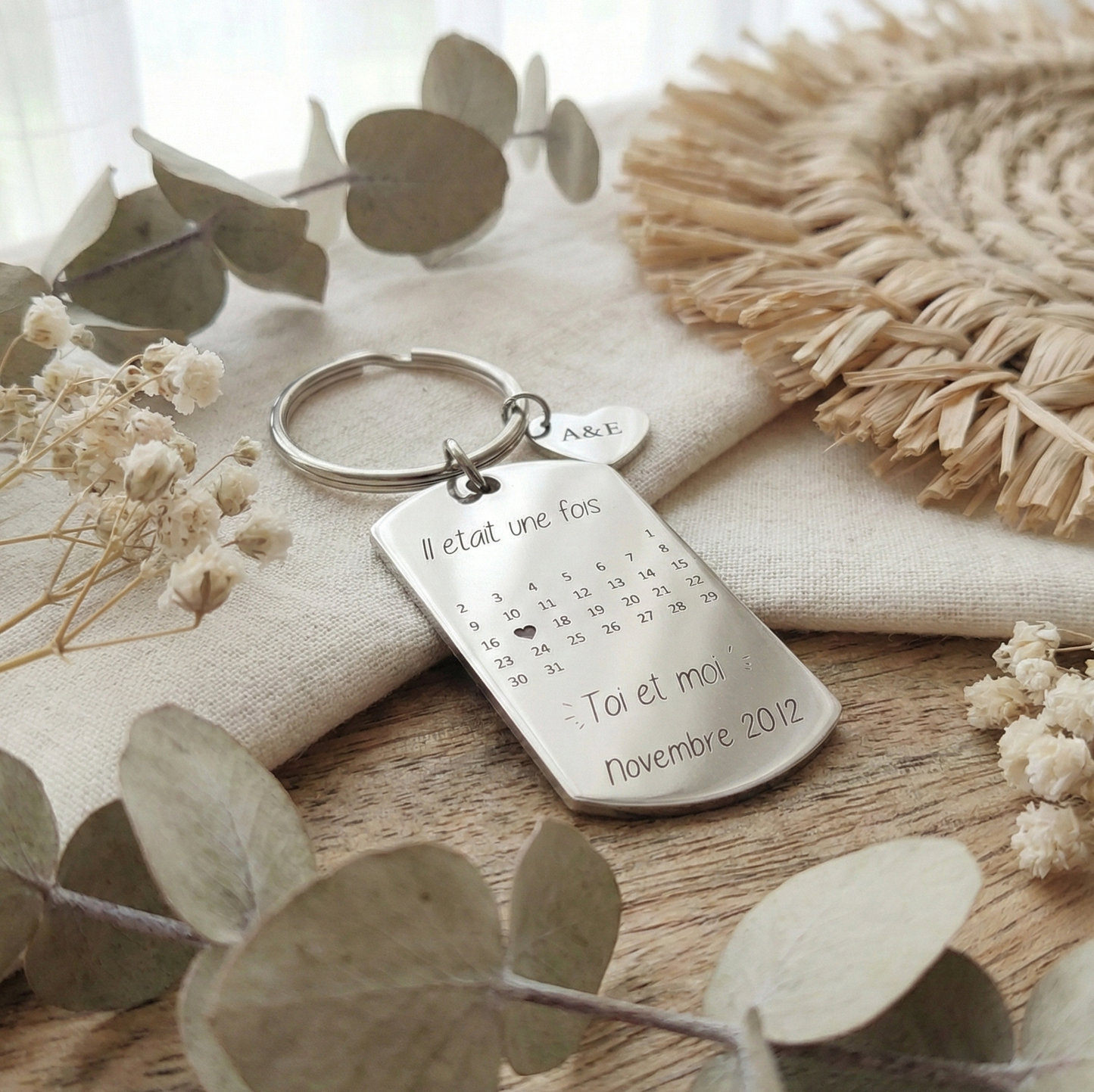 Porte clés calendrier personnalisé date gravée/Cadeau couple/Naissance/Anniversaire ...Porte-clés Calendrier Gravé Personnalisé - Cadeau Couple Date de Rencontre - Acier Inoxydable - Souvenir Saint Valentin et Anniversaire